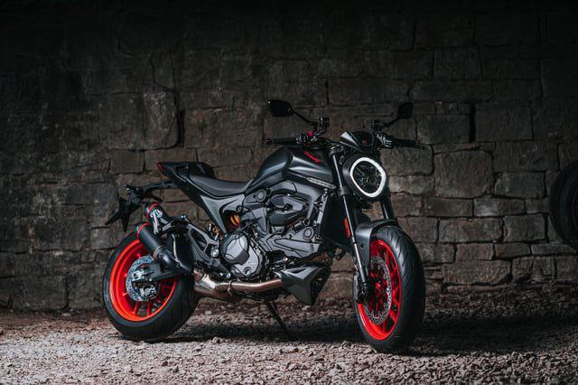 937 सीसी के पावरफुल इंजीनियर ब्रांडेड फीचर्स के साथ लॉन्च हो रही है Ducati Monster bike जाने कीमत