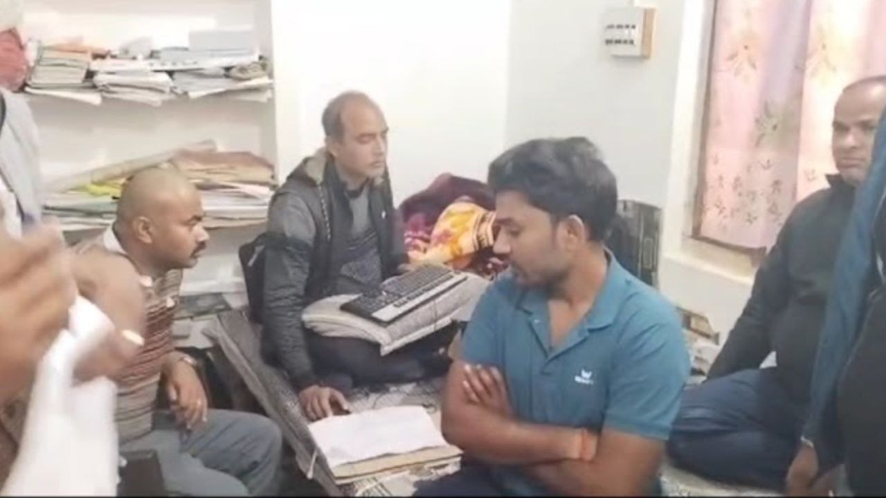 Shivpuri: लोकायुक्त ने रिश्वत लेते रंगे हाथों पकड़ा, पटवारी पर कार्रवाई