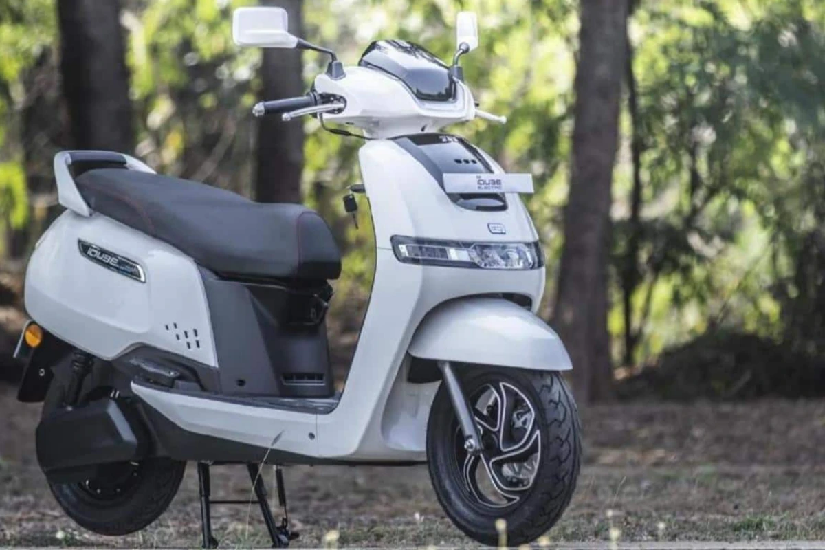 120 किलोमीटर की लंबी रेंज और आधुनिक फीचर्स के साथ लॉन्च हो रही है। TVS iQube 2025 electric scooty